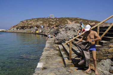 Onlar Yunanistan 'da Naxos adasında deniz yüzme gibi insanlar güneşli havalarda zevk 16 Ağustos, 2018