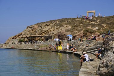 Onlar Yunanistan 'da Naxos adasında deniz yüzme gibi insanlar güneşli havalarda zevk 16 Ağustos, 2018