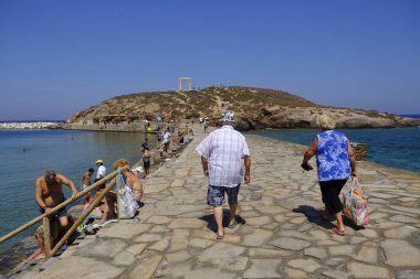 İnsanlar Naxos adasında Delian Apollo antik Tapınağı Harabeleri önünde yürümek, Yunanistan Ağustos 16, 2018