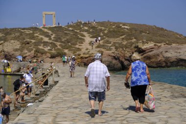 İnsanlar Naxos adasında Delian Apollo antik Tapınağı Harabeleri önünde yürümek, Yunanistan Ağustos 16, 2018