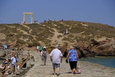 İnsanlar Naxos adasında Delian Apollo antik Tapınağı Harabeleri önünde yürümek, Yunanistan Ağustos 16, 2018