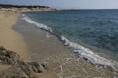 İnsanlar Naxos adasında Alyko plajında rahatlatıcı, Yunanistan Ağustos 16, 2018