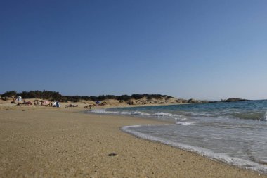 İnsanlar Naxos adasında Alyko plajında rahatlatıcı, Yunanistan Ağustos 16, 2018