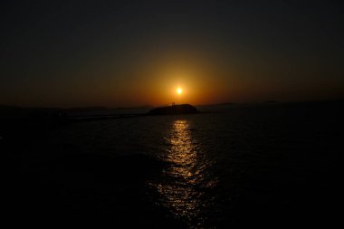 İnsanlar Naxos adasında Delian Apollo antik Tapınağı Harabeleri gün batımı görünümü, Yunanistan 15 Ağustos, 2018