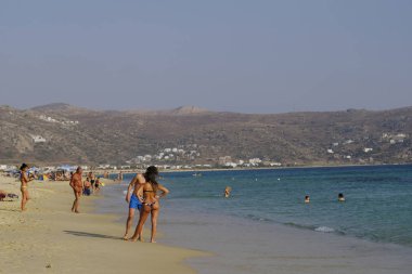 Yunanistan 'da Naxos adasında plaka plajında deniz yüzme gibi insanlar güneşli havalarda zevk 19 Ağustos, 2018