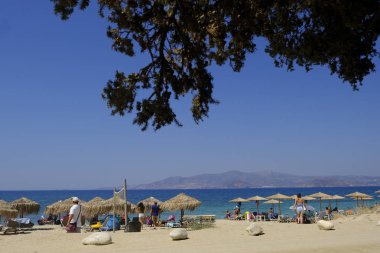 Onlar 17 Ağustos 'ta Yunanistan 'da Naxos adasında plaka plajında deniz yüzme gibi insanlar güneşli havalarda zevk, 2018