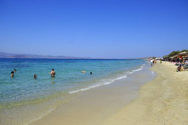 Onlar 17 Ağustos 'ta Yunanistan 'da Naxos adasında plaka plajında deniz yüzme gibi insanlar güneşli havalarda zevk, 2018