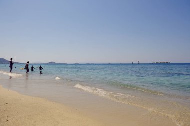 Onlar 17 Ağustos 'ta Yunanistan 'da Naxos adasında plaka plajında deniz yüzme gibi insanlar güneşli havalarda zevk, 2018