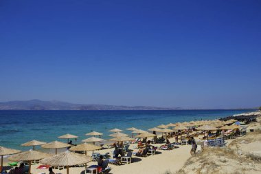 Onlar 17 Ağustos 'ta Yunanistan 'da Naxos adasında plaka plajında deniz yüzme gibi insanlar güneşli havalarda zevk, 2018