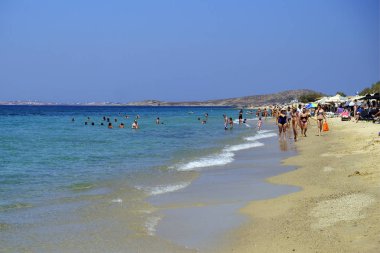 Onlar 17 Ağustos 'ta Yunanistan 'da Naxos adasında plaka plajında deniz yüzme gibi insanlar güneşli havalarda zevk, 2018