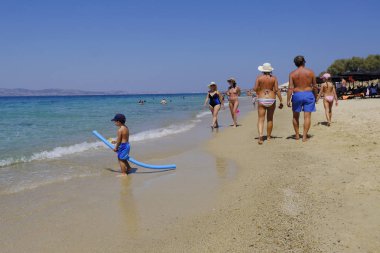 Onlar 17 Ağustos 'ta Yunanistan 'da Naxos adasında plaka plajında deniz yüzme gibi insanlar güneşli havalarda zevk, 2018