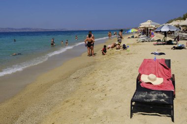 Onlar 17 Ağustos 'ta Yunanistan 'da Naxos adasında plaka plajında deniz yüzme gibi insanlar güneşli havalarda zevk, 2018
