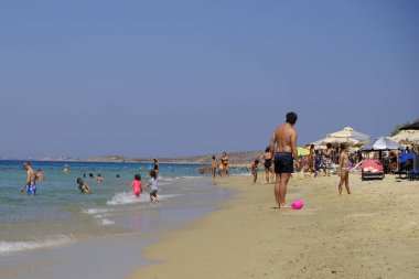 Onlar 17 Ağustos 'ta Yunanistan 'da Naxos adasında plaka plajında deniz yüzme gibi insanlar güneşli havalarda zevk, 2018