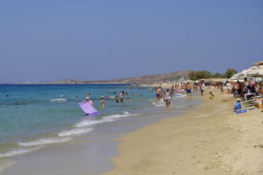 Onlar 17 Ağustos 'ta Yunanistan 'da Naxos adasında plaka plajında deniz yüzme gibi insanlar güneşli havalarda zevk, 2018