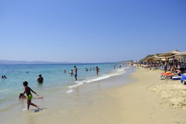 Onlar 17 Ağustos 'ta Yunanistan 'da Naxos adasında plaka plajında deniz yüzme gibi insanlar güneşli havalarda zevk, 2018