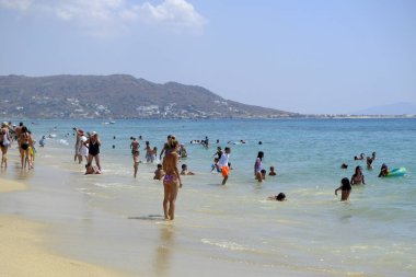 Onlar 17 Ağustos 'ta Yunanistan 'da Naxos adasında plaka plajında deniz yüzme gibi insanlar güneşli havalarda zevk, 2018