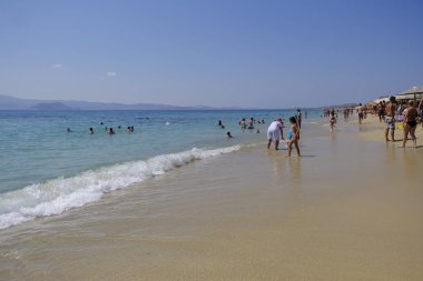 Onlar 17 Ağustos 'ta Yunanistan 'da Naxos adasında plaka plajında deniz yüzme gibi insanlar güneşli havalarda zevk, 2018