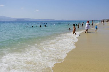 Onlar 17 Ağustos 'ta Yunanistan 'da Naxos adasında plaka plajında deniz yüzme gibi insanlar güneşli havalarda zevk, 2018