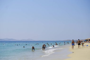 Onlar 17 Ağustos 'ta Yunanistan 'da Naxos adasında plaka plajında deniz yüzme gibi insanlar güneşli havalarda zevk, 2018