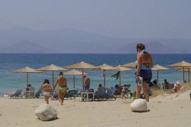Yunanistan 'da Naxos adasında plaka plajında deniz yüzme gibi insanlar güneşli havalarda zevk 19 Ağustos, 2018