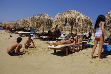 Onlar 17 Ağustos 'ta Yunanistan 'da Naxos adasında plaka plajında deniz yüzme gibi insanlar güneşli havalarda zevk, 2018