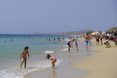 Yunanistan 'da Naxos adasında plaka plajında deniz yüzme gibi insanlar güneşli havalarda zevk 19 Ağustos, 2018