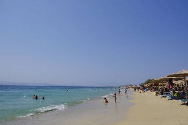 Yunanistan 'da Naxos adasında plaka plajında deniz yüzme gibi insanlar güneşli havalarda zevk 19 Ağustos, 2018