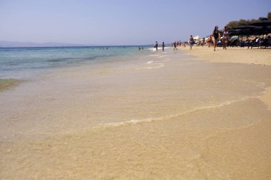 Yunanistan 'da Naxos adasında plaka plajında deniz yüzme gibi insanlar güneşli havalarda zevk 19 Ağustos, 2018
