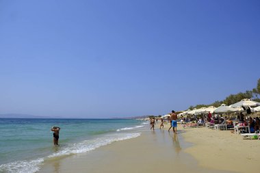Yunanistan 'da Naxos adasında plaka plajında deniz yüzme gibi insanlar güneşli havalarda zevk 19 Ağustos, 2018