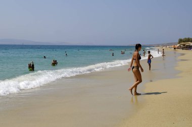Yunanistan 'da Naxos adasında plaka plajında deniz yüzme gibi insanlar güneşli havalarda zevk 19 Ağustos, 2018