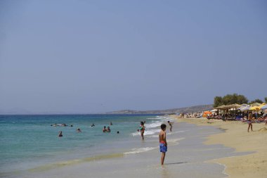Yunanistan 'da Naxos adasında plaka plajında deniz yüzme gibi insanlar güneşli havalarda zevk 19 Ağustos, 2018