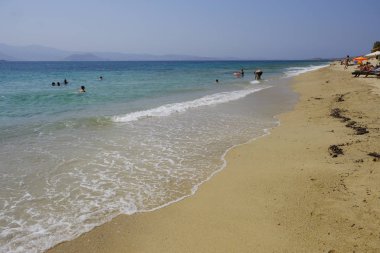 Yunanistan 'da Naxos adasında plaka plajında deniz yüzme gibi insanlar güneşli havalarda zevk 19 Ağustos, 2018