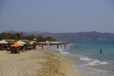 Yunanistan 'da Naxos adasında plaka plajında deniz yüzme gibi insanlar güneşli havalarda zevk 19 Ağustos, 2018