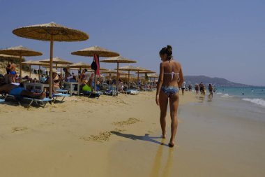 Yunanistan 'da Naxos adasında plaka plajında deniz yüzme gibi insanlar güneşli havalarda zevk 19 Ağustos, 2018