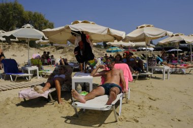 Yunanistan 'da Naxos adasında plaka plajında deniz yüzme gibi insanlar güneşli havalarda zevk 19 Ağustos, 2018