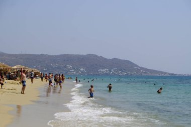 Yunanistan 'da Naxos adasında plaka plajında deniz yüzme gibi insanlar güneşli havalarda zevk 19 Ağustos, 2018
