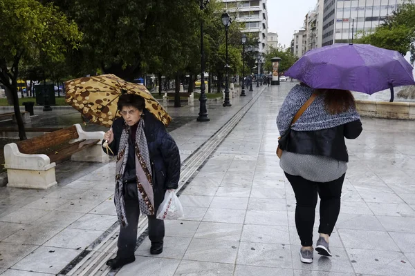 Yayalar Atina Yağış Sırasında Şemsiyeler Ile Yağmurdan Kendilerini Koruyacak Nisan — Stok fotoğraf