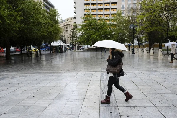 Yayalar, Atina 'da yağış sırasında şemsiyeler ile yağmurdan kendilerini koruyacak, Nisan 'da Yunanistan 8, 2019