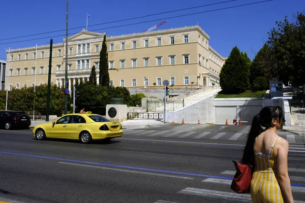 Tourists Walk Front Greek Parliament Building Athens Greece Aug 2018 — Stock Photo, Image