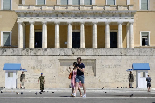 Touristen Gehen Vor Dem Griechischen Parlamentsgebäude Athen Griechenland August 2018 — Stockfoto