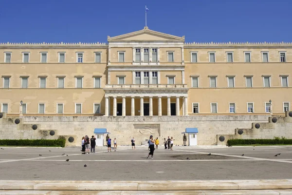 Turistas Caminan Frente Edificio Del Parlamento Griego Atenas Grecia Agosto — Foto de Stock