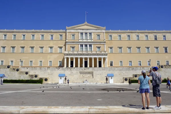 Turistas Caminan Frente Edificio Del Parlamento Griego Atenas Grecia Agosto — Foto de Stock