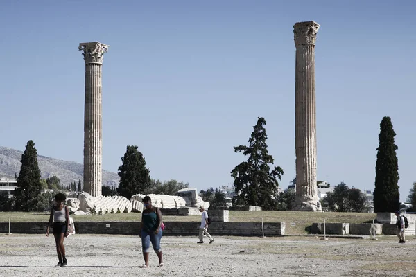 Les Touristes Marchent Sur Site Archéologique Temple Olympien Zeus Athènes — Photo