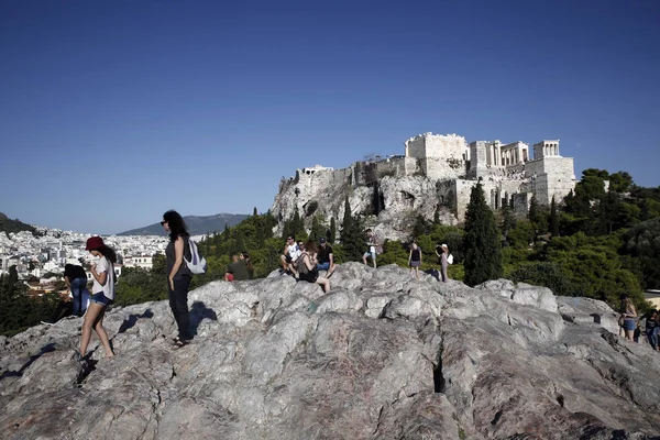 Turister Promenad Runt Akropolis Hill Aten Grekland Aug 2018 — Stockfoto