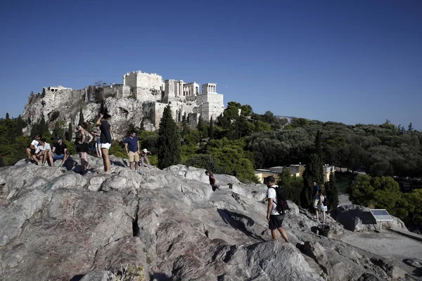 Turister Promenad Runt Akropolis Hill Aten Grekland Aug 2018 — Stockfoto