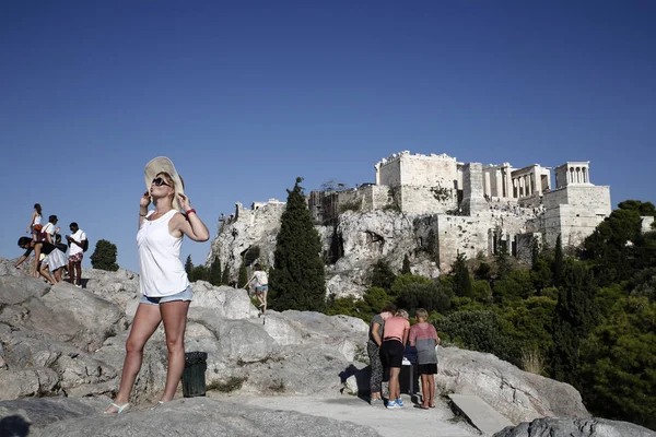 Τουρίστες Περπατούν Γύρω Από Λόφο Της Ακρόπολης Στην Αθήνα Ελλάδα — Φωτογραφία Αρχείου