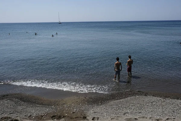 Pessoas Desfrutam Tempo Ensolarado Enquanto Nadam Mar Praia Aldeia Eresos — Fotografia de Stock