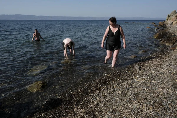 Λουόμενοι Βρίσκονται Στην Παραλία Εφταλού Στη Λέσβος Ελλάδα Στις Αυγούστου — Φωτογραφία Αρχείου