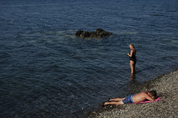Banhistas Jazem Praia Eftalou Ilha Lesbos Grécia Agosto 2017 — Fotografia de Stock