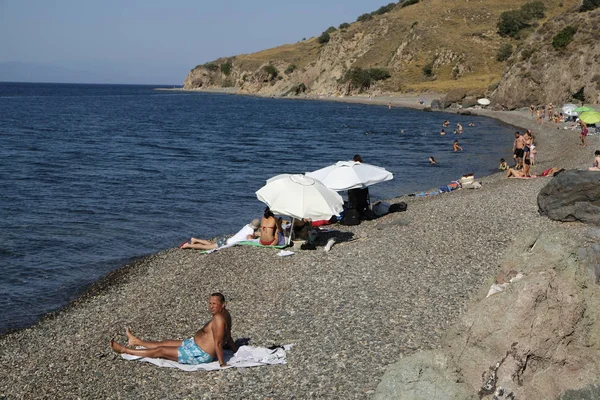 Bathers Leží Pláži Eftalou Ostrově Lesbos Řecku Srpnu 2017 — Stock fotografie
